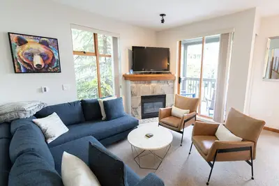 Image de Newly renovated Stoney Creek Condo in Whistler Village with access to pool and hot tub.