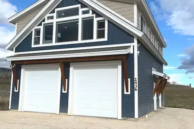 Image de Bear Lake Cabin Sleeps 12! Game Room! Plenty of parking for cars and Toys!
