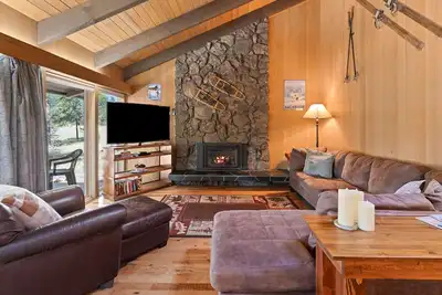 Image de Ideal Locale! Ac, Hot Tub, Game Room, 3 min Bike to Sharc, Near Village