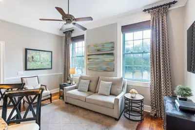 Image de Stunning Apartment with Bay Street Views and Parking by Lucky Savannah