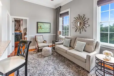 Image de Remarkable Apartment Steps To The River With Parking by Lucky Savannah