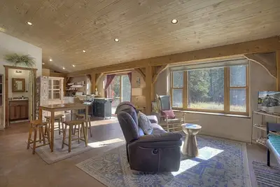 Image de Pine Meadow Cabin | Straw Bale, Solar Powered Cabin in Woods - Pets Ok
