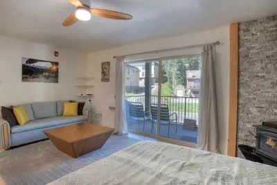 Image de Emerald Slopes Condo (#111) | Fireplace/Deck - Walk to Ski Lift - Ski Locker
