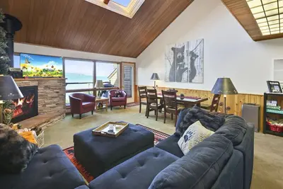 Image de North Shore Nirvana: Lakefront, Deck, Fireplace, Beach