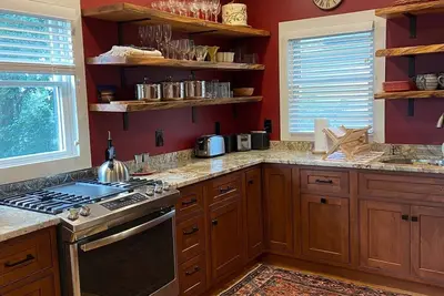 Image de Elegantly appointed, newly renovated apartment in early 1800's brick farmhouse