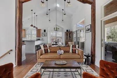 Image de Juniper Presents: Stunning Lodge+Hottub, 2 Patios, Pool-Theater-Clubhouse Access