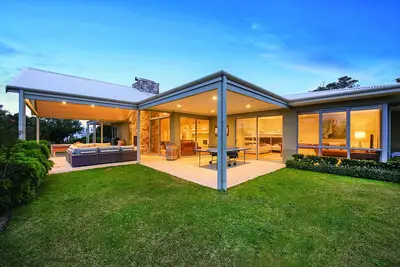 Image de Large Holiday Home with Games Room and Fireplace
