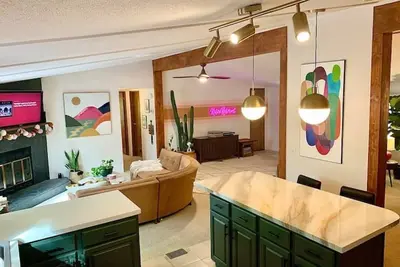 Image de \"Retro Retreat\" Lakefront House