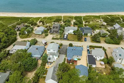 Image de Peconic Sound Beach Home: Backyard & Vineyards