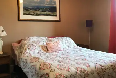 Image de Super Rates! Beautiful Main Street Apartment!