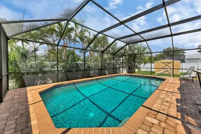 Unwind In Private, Heated Pool! Or Sun And Fun At Nearby Beaches!
