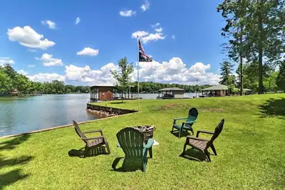 Image de 'Irish Rover' Lake Home w\/ Yard Bar & Dock!