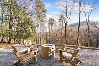 Image de Pet Friendly Cabin: Hot Tub, Fire Pits, Game Room