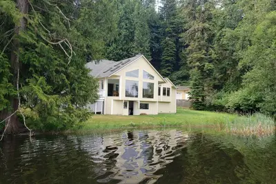 Image de Lovely Lake Crabapple Lakefront Home