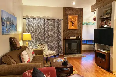 Image de Walk To Ski Lifts! W/D, WiFi, Kitchen, Skylights