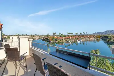 Image de Lakefront Scottsdale Penthouse