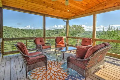 Image de 4 Leaf Clover - Pet Friendly | Mountain & River Views | Hot Tub | Pickleball Court | FirePit