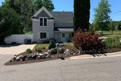Image de Ann Street Cottage. 10 minute walk to downtown and beaches