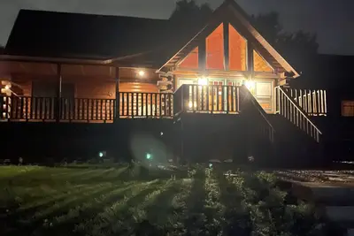Image de Large and beautiful log home on 5 secluded acres