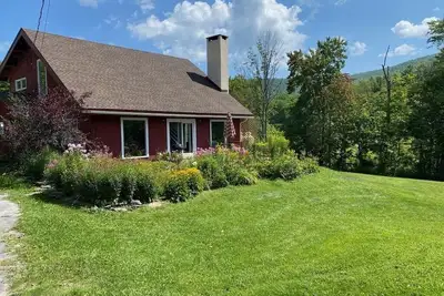 Image de Mid Century Modern Chalet with Tennis Court and Catskill Views