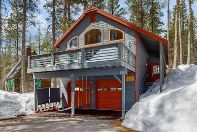 Image de Forest Home with Fireplace, Washer/Dryer, and Mountain View