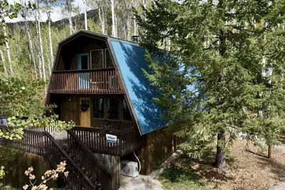 Image de The Rustic Blue Cabin surrounded by Aspen Trees