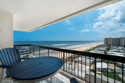 Image de Oceanfront condo with large private balcony, heated beachfront pool and garage parking