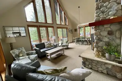 Image de Luxurious Cabin Style Lake House walking distance to Lake Cushman