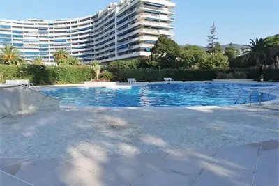 Image de Appartement climatisé avec terrasse, piscine et parking privé, proche plages et commerces