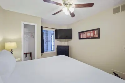 Image de Edgewater Inn 102 | Cozy Lakefront Escape | Pool, Hot Tub, Sauna