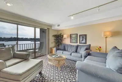 Image de Upper-Level Lakeview Condo | Downtown Charlevoix | Pool, Hot Tub, Sauna