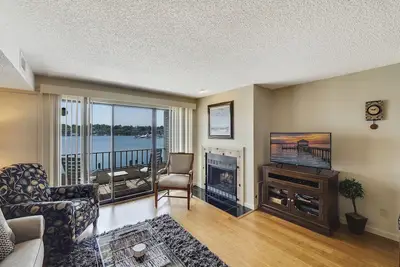 Image de Edgewater Inn Condo #225 with Waterfront Views | Pool, Hot Tub, Sauna
