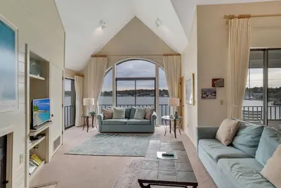 Image de Vaulted 2br Lakefront Suite | Downtown Charlevoix | Pool, Hot Tub, Sauna