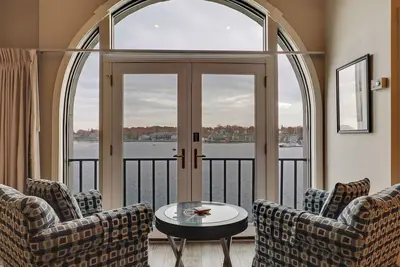 Image de Soaring Ceilings & Lake Views | Downtown Charlevoix | Pool, Hot Tub, Sauna