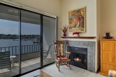 Image de Vaulted Lake Charlevoix Luxury | Downtown Charlevoix | Pool, Hot Tub, Sauna