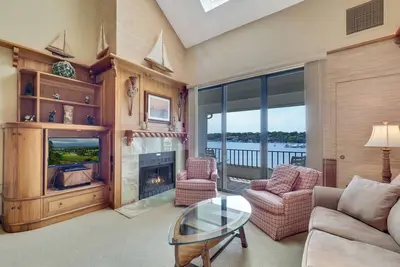 Image de Spacious Lakefront Getaway | Downtown Charlevoix | Pool, Hot Tub, Sauna
