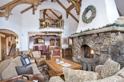 Image de Spectacular house on shuttle route, grand piano, pool table