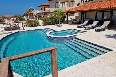 Image de Luxury Home with Pool and Views