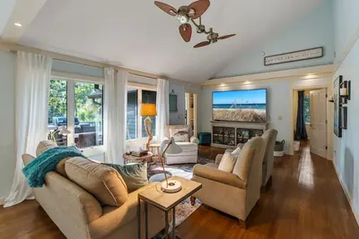 Image de Paradise found Lagoon-front 3 min walk to Beach! 4br/3. 5ba Oceanwoods home.