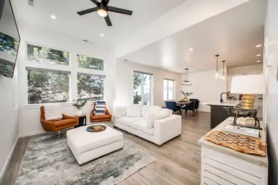 Image de #HabitueHomes - Crossroads Retreat - Hot Tub!