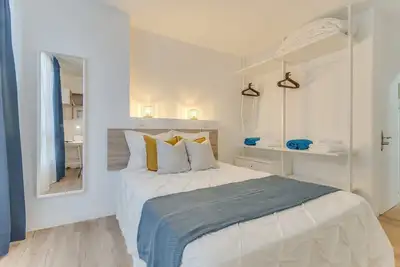 Image de Newly Renovated Beach Apartment Just Steps to Sand with Dedicated Workspace Area