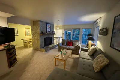 Image de Comfortable Condo Steps from lifts, access to amenities