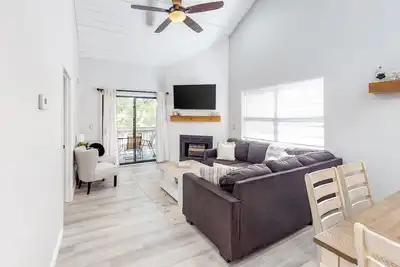 Image de Convenient Condo w/Private Balcony, Free WiFi, W/D, Shared Pool, Hot Tub, Tennis