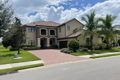 Image de Pristine Two Story Estate Home With Breathtaking Golf Course And Lake Views