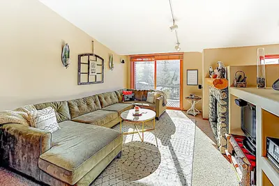 Image de Mountain View Condo in Old Mammoth w/ Balcony, Fireplace & 3 Shared Hot Tubs
