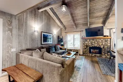 Image de Renovated Condo w/ Great Location, Balcony & Shared Pool/Hot Tub/Sauna/Rec Room