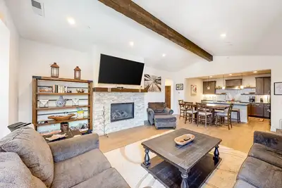 Image de Luxe, Modern Townhome w/ Mountain Views & WiFi - Close to Golf & Skiing