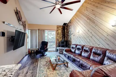 Image de Renovated, Top-Floor Condo w/ Fireplace & Shared Hot Tub - Walk to Gondola