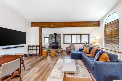 Image de Walk to Village & Gondola Corner Condo w/ Fireplace, WiFi & Shared Hot Tub