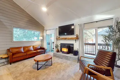 Image de Walkable Corner Condo w/ Fireplace & Shared Pool/Hot Tub/Sauna/Tennis